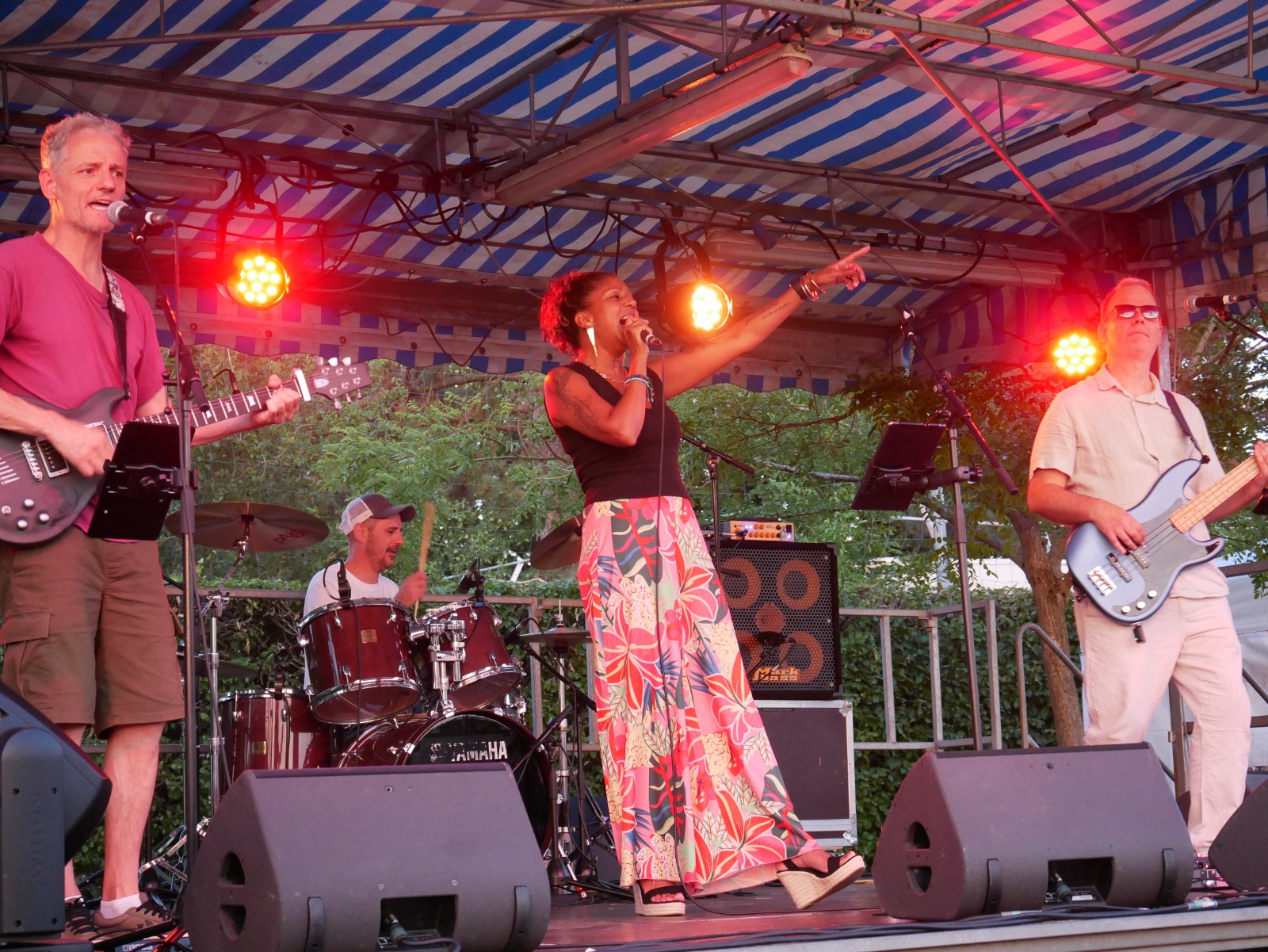 Esther et Stéphane, concert en cave voûtée, lumières colorées