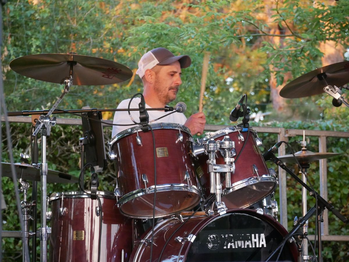 Fabien à la batterie Yamaha, concert en plein air